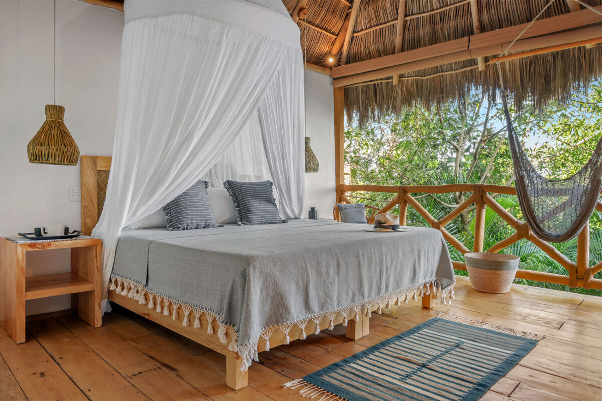 cama king size en un hotel tropical